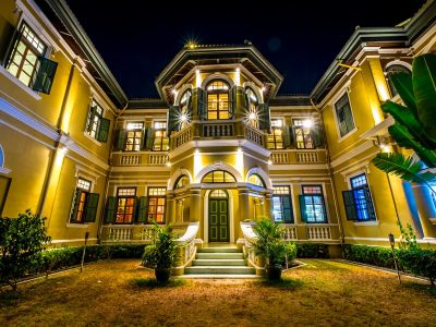 colonial-style-house-night-scene_1150-17925